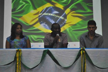 Mesa de abertura contou com a presença dos professores Ivan Maia e Bas'lele Malomalo e a estudante Joana D'arc