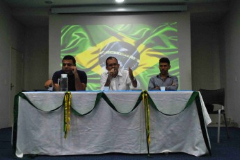 Os professores Gledson Ribeiro, Sebastião André e Ivan Maia participaram do debate.