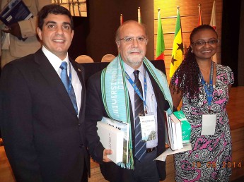 Representantes da Unilab ao lado do  Vice-Reitor da Universidade de Macau, Rui Martins.