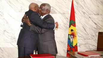 Presidente moçambicano, Armando Guebuza (esq.), e líder da RENAMO, Afonso Dhlakama, abraçaram-se depois da assinatura do acordo de paz.