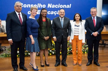 Henrique Paim, Ministro da Educação, juntamente com os empossados. (Foto Isabelle Araújo-MEC)