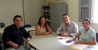 Wiliam Bezerra e Carlos André, servidores da Proinst, ao lado da secretária de Administração e Primeira Dama de Pacoti, Geruza Oliveira da Silva.