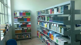 Acervo sendo organizado na biblioteca dos Malês