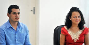 Os estudantes Greg Jordan Alves Silva e Karine Sousa Julião, do curso de Administração Pública da Unilab, colaram grau em cerimônia especial nesta sexta-feira (22). Foto: Assecom Unilab.